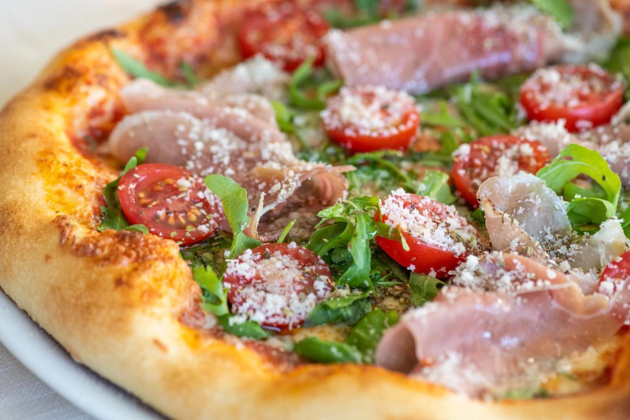 Hotel Garden of Eden Complex Sveti Vlas Exterior foto A pizza with salami, tomatoes, and green peppers