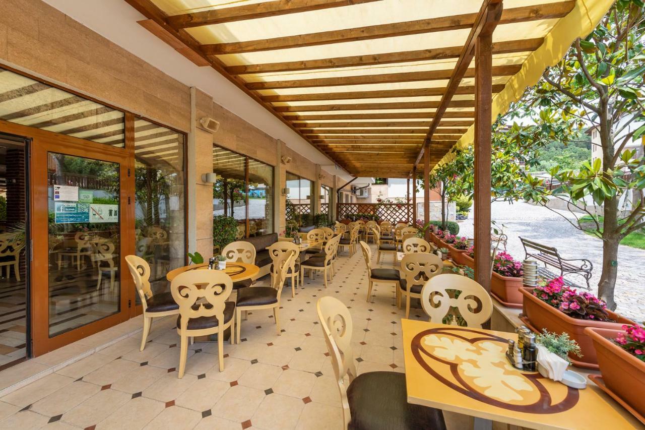 Hotel Garden of Eden Complex Sveti Vlas Exterior foto A typical café in Athens