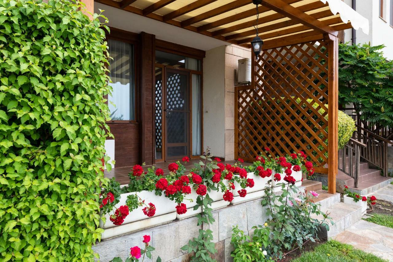 Hotel Garden of Eden Complex Sveti Vlas Exterior foto A pergola in a garden